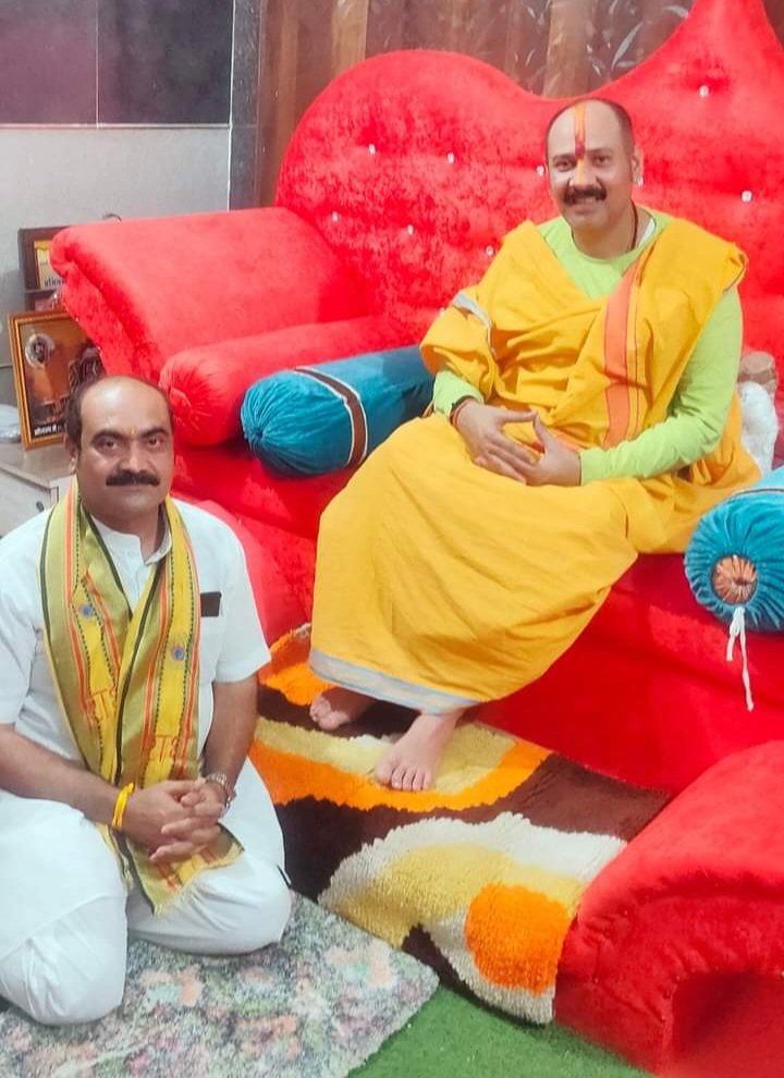 Pandit Pradeep Mishra कथा वाचक पं प्रदीप मिश्रा को मुलताई आने का दिया निमंत्रण हेमंतराव 