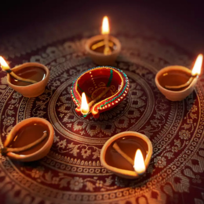 Diwali Celebration:दिवाली सेलिब्रेशन 7 साल का बचा, मिट्टी का दीया बेचने वाला बना आकर्षण का केंद्र, देखें वीडियो