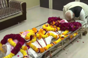 Heeraben Passes Away: गुजरात पहुंचकर PM Modi ने ऐसे दी मां को अंतिम विदाई, फोटोज देखे।
