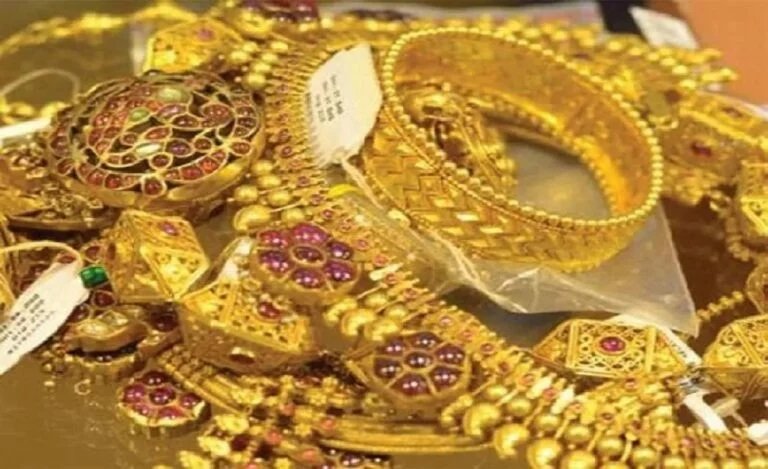 Today Gold Price: सोना ग्राहकों की हुई बल्ले-बल्ले, कीमत चारो खाने चित, जानें ताजा रेट