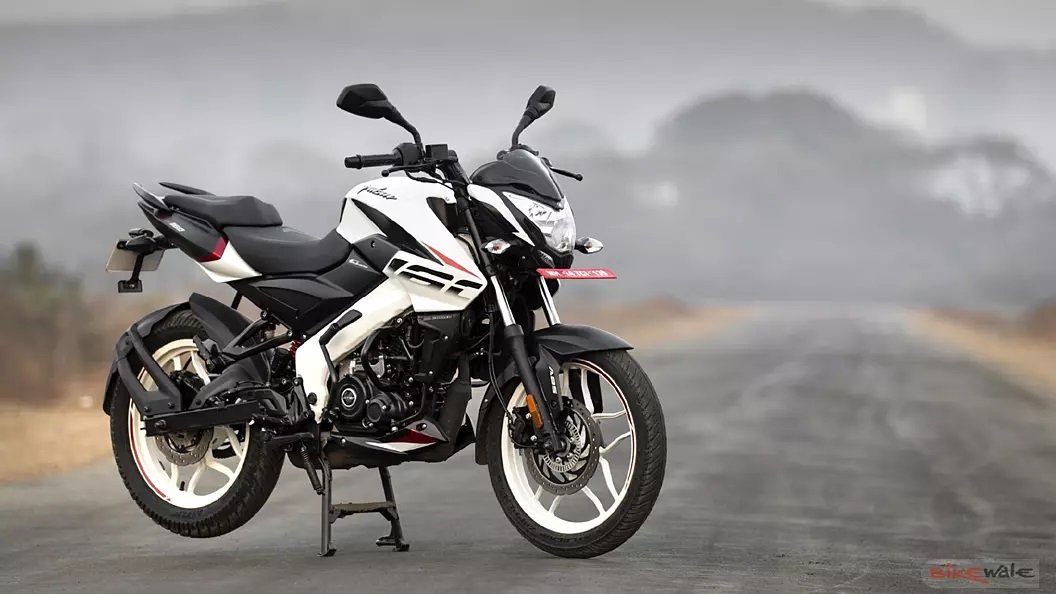 आधी कीमत पर घर ये चमचमाती नई Bajaj Sport Bike, ये सुनेहरा मौका हाथ से ना जाने दे,