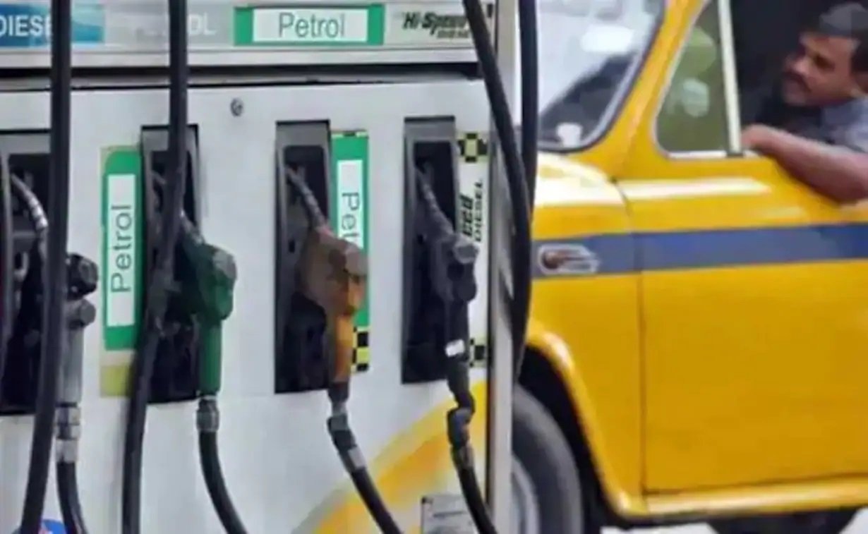 Petrol Diesel Price Today: आज के पेट्रोल- डीजल के दाम सुनकर झूम उठे लोग, जानिए क्या है आज का ताज़ा रेट,