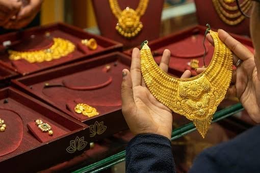 Today Gold Price: पहली बार शादी के , अब 1 तोला सीजन में सोना हुआ इतना सस्ता, मात्र 35212 रुपये में खरीदें