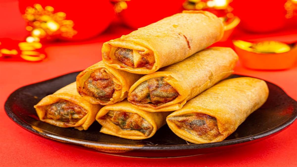 Samosa Roll Recipe: इस वेकेशन बच्चे हो रहे बोर तो घर पर बनाये रेस्टोरेंट जैसा 'समोसा रोल', पेट भर जाएगा दिल नहीं