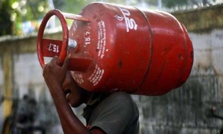 LPG Cylinder Today Price: इन शहरों में ग्राहकों को गैस सिलिंडर पर मिलेगी बड़ी राहत, इतनी रुपए गिरा रेट,