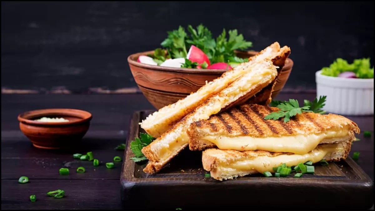 Paneer Sandwich Recipe: सोच रहे बच्चो को टिफ़िन में क्या रखे, तो इस पनीर सैंडविच से बच्चो को करे खुश,