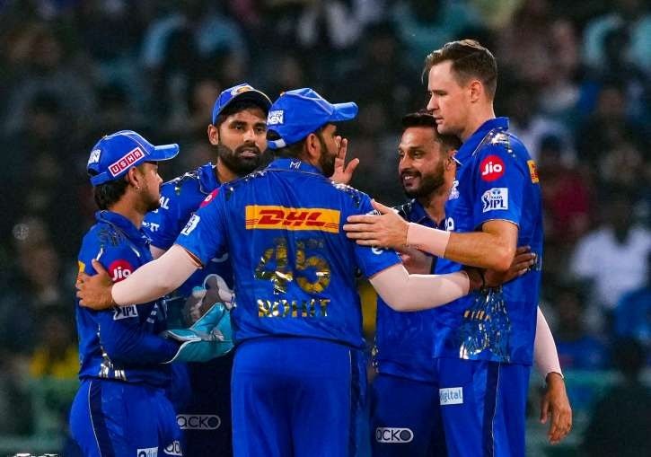 LSG vs MI Live Score: लखनऊ की धाकड़ बल्लेबाजी ने छुड़ाए मुंबई इंडियंस के पसीने,