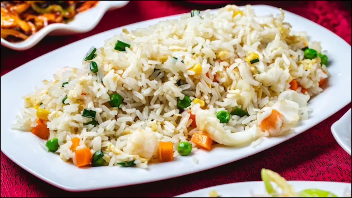 Fried Rice Recipe: एक तरह के चावल खाकर हो गए है बोर और ट्राई करें सिंगापुर स्टाइल फ्राइड राइस,