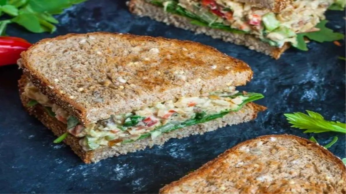 Egg Sandwich Recipe: आप भी डाइट मेन्टेन करके हो गए परेशान तो आज ही ट्राई करे अंडे का सैंडविच,