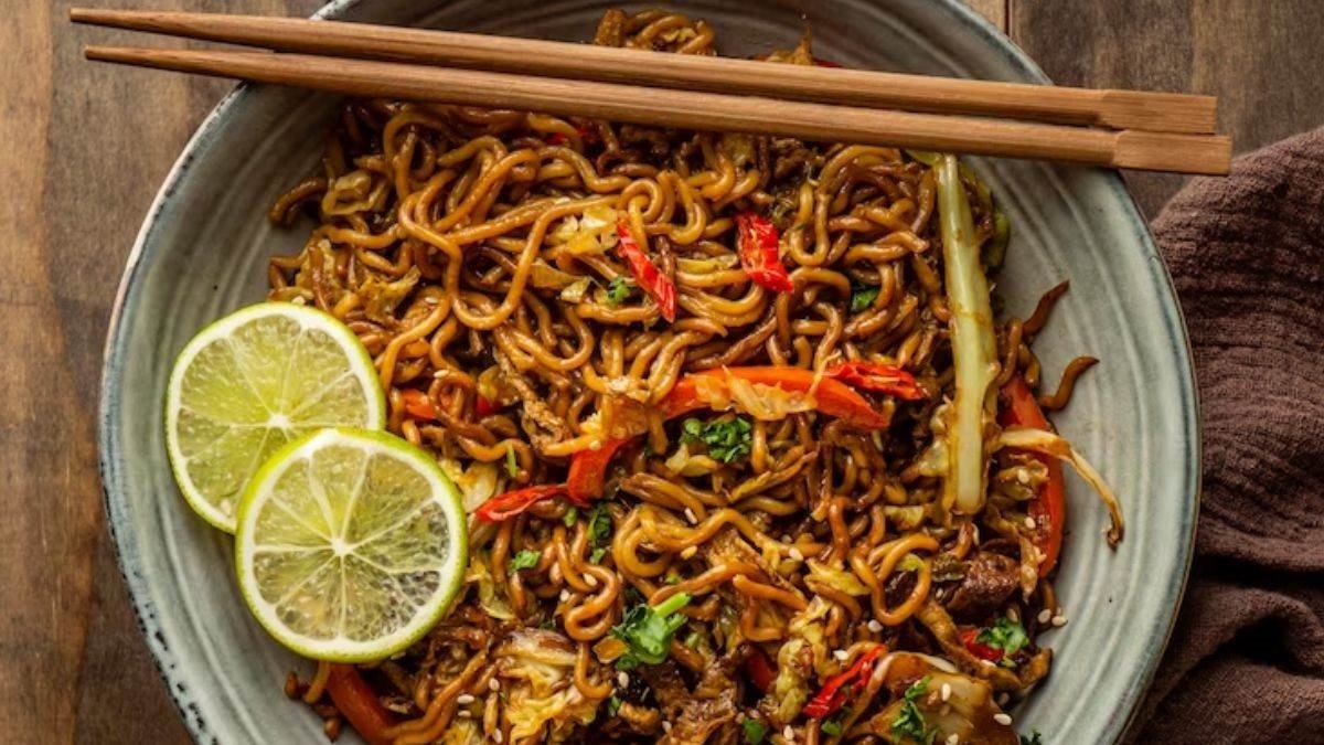 Chilli Paneer Noodles Recipe: इस संडे बच्चों के लिए घर पर बनाएं रेस्टोरेंट जैसे नूडल्स,