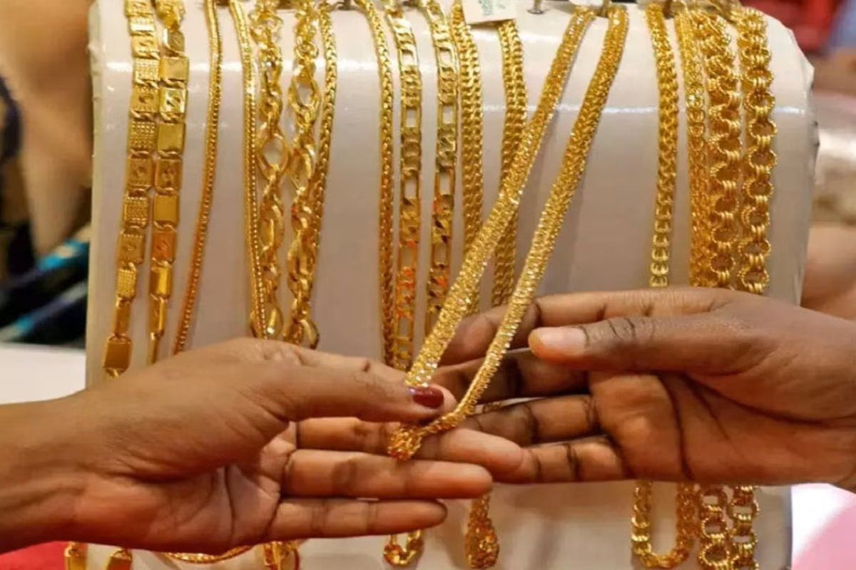 Today Gold Silver Price: सोने की गिरावट देख सराफा बाजार मची भीड़, जानिए 22 से 24 कैरेट का रेट,