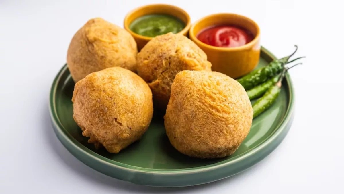 Cheese Aloo Bonda Recipe: सुबह सुबह ढूंढ रहे नास्ते में कुछ खास, तो बनाये इस बार चीज आलू बोंडा,