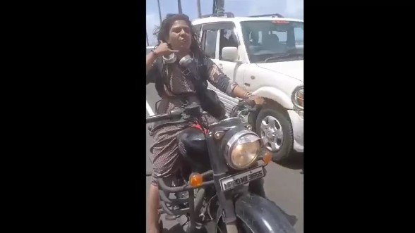 Mumbai Woman Video - बीच सड़क इस महिला ने मचाया बवाल, नरेंद्र मोदी से बात करने की जिद,