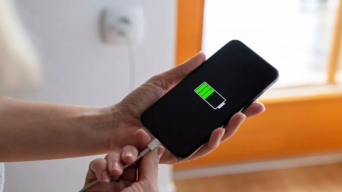 Smartphone Charging Mistakes - फ़ोन चार्ज करते वक्त इन बातो का जरूर दे ध्यान, कभी ख़राब नहीं होगी बैटरी,