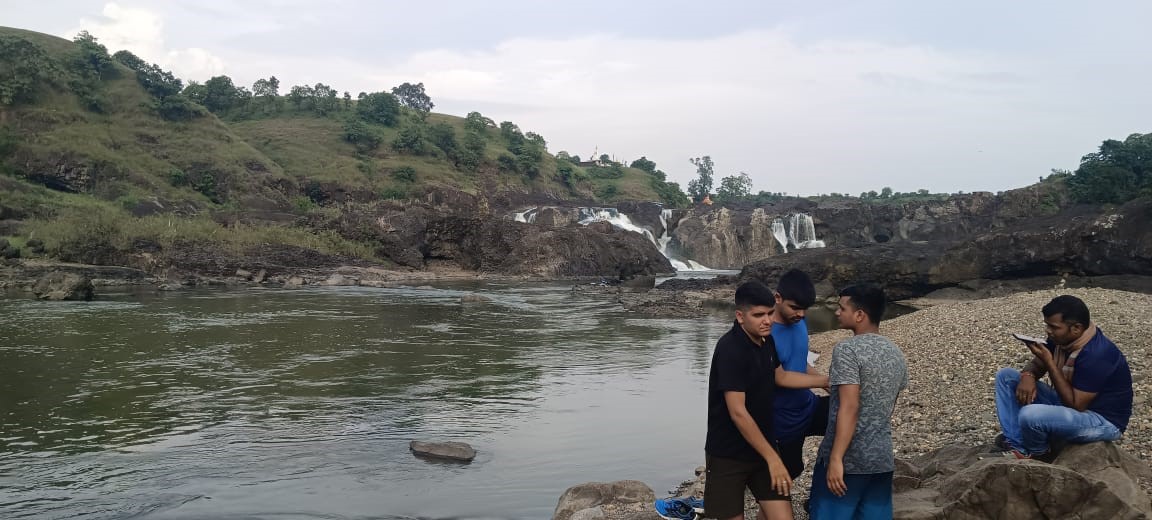 Airforce Soldiers - 2 Airforce soldiers missing in Tapti Parsdoh river