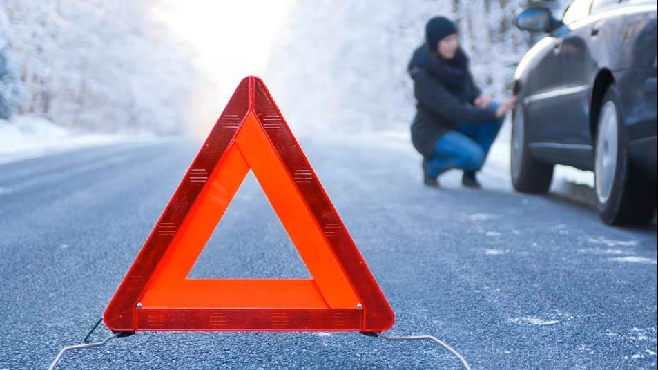 Winter Car Care Tips - कार का ड्राइविंग एक्सपीरिएंस और फ्यूल एफिशियंशी बेहतर रखने के लिए उसके टायरों को मेंटेन करना बहुत आवश्यक है। सर्दियों के मौसम में सड़क पर उतरने से पहले अपनी कार को गर्म होने के लिए यूं ही छोड़ देने की आदत गलत है।