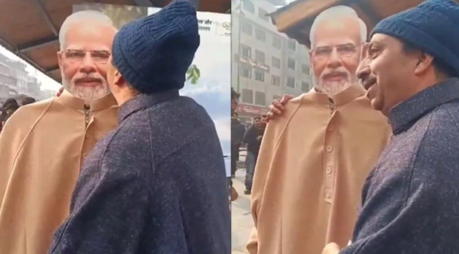 मोदी का सबसे बड़ा फैन निकला ये कश्मीरी शख्स, कटआउट पर करता दिखा kiss | देखे वीडियो