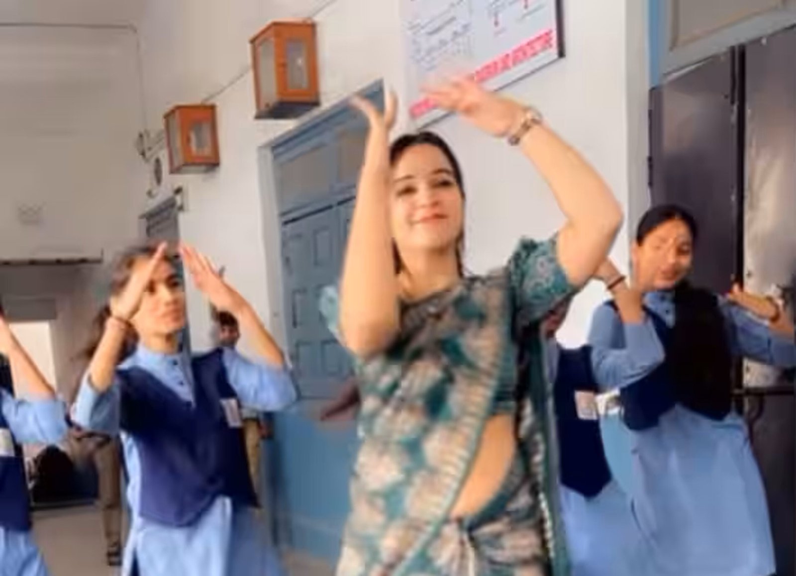Teacher Dance Video Viral - पहाड़ी गाने पर स्कूल टीचर ने किया बवाल डांस, वीडियो हुआ वायरल,