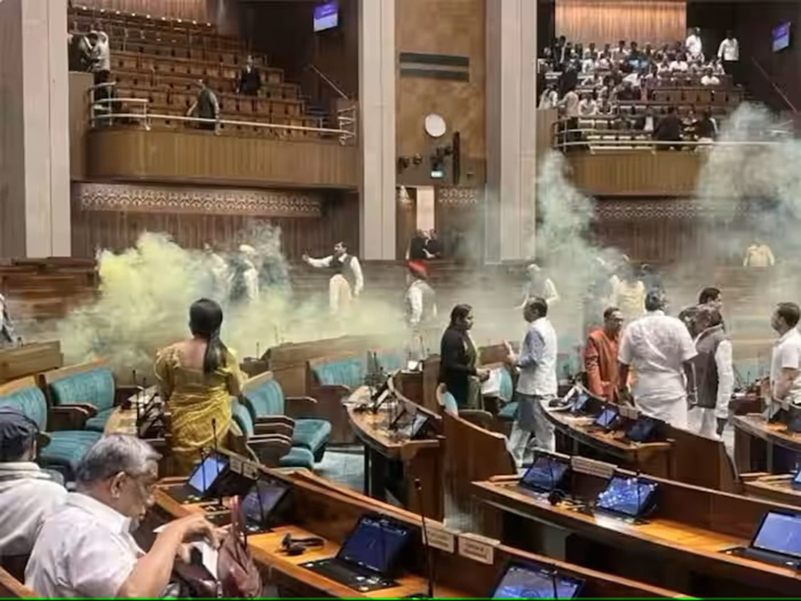 Breaking News - संसद में पटाखे लेकर पहुंचे 2 व्यक्ति गिरफ्तार, सांसदों ने ही पकड़कर दी पिटाई,