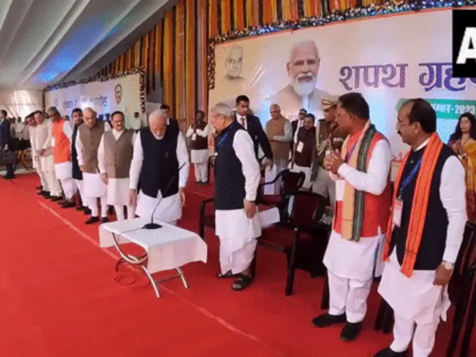 मुख्यमंत्री शपथ समारोह में कुछ अलग अंदाज में दिखे PM मोदी, वीडियो ने जीत लिया लोगो का दिल,