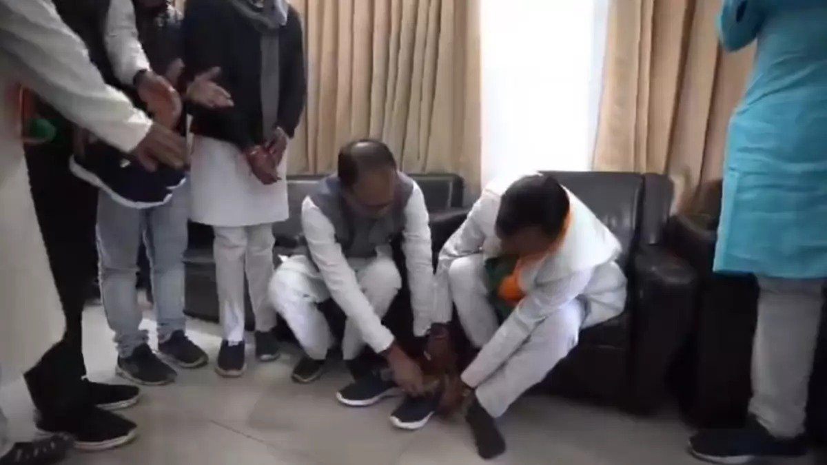 MP News - Former CM wore shoes to BJP District President