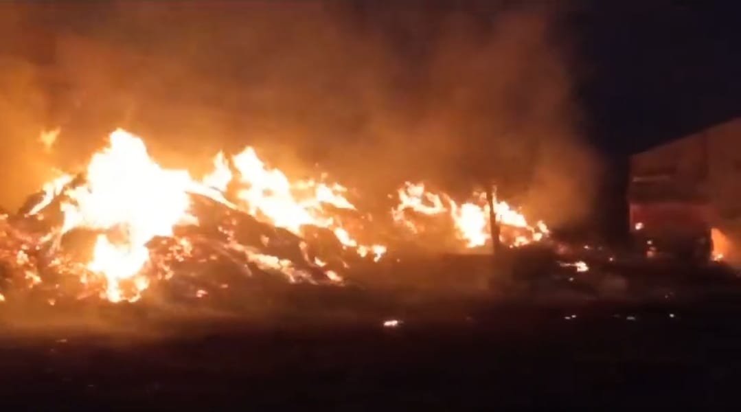 Plant Me Aag - A massive fire broke out in a straw plant, more than 50 trucks of straw burnt.