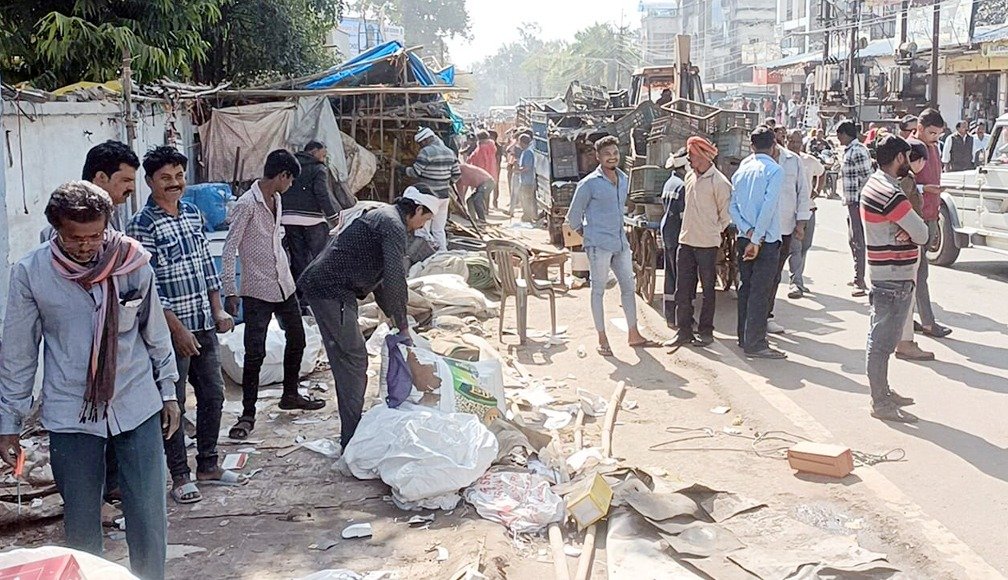 Betul Atikraman - Collector toured at night, bulldozer started moving in the morning