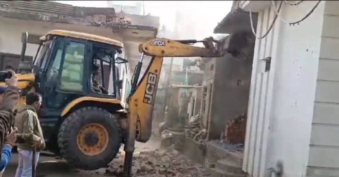 MP News - Bulldozer runs on the house of the main accused who pelted stones at Kirtan Ferry.