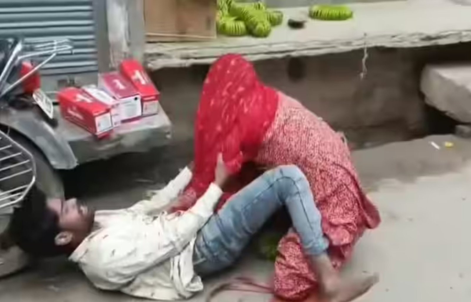 Maarpit Ka Video - चूड़ी की दुकान पर महिला ने कर दी शख्स की जोरदार पिटाई, देखिये वीडियो,