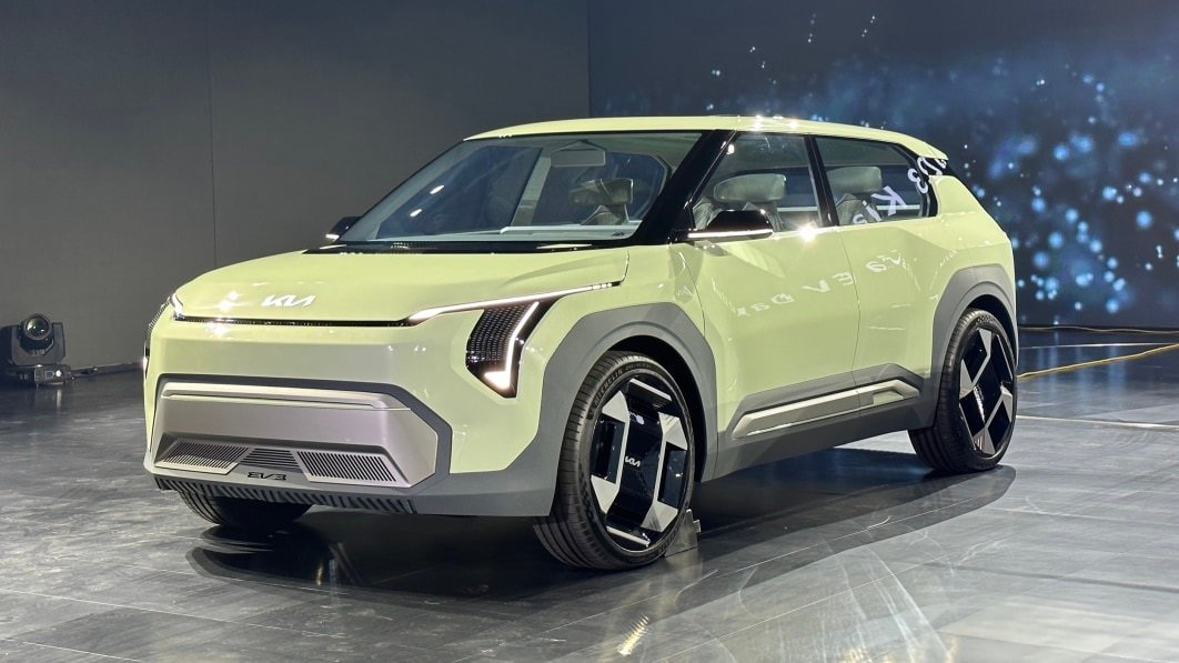 Kia EV 3 Launch - प्रीमियम लुक के साथ Kia की नई कार से उठा पर्दा, देखे फीचर्स और कीमत,