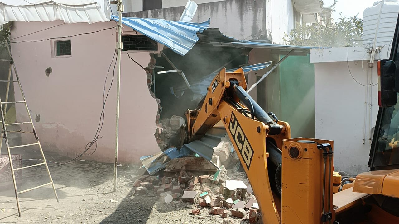 Betul News - Administration fired bulldozer on illegal construction of accused