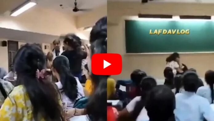 Classroom Girls Fight - लड़की के ब्वॉयफ्रेंड को दूसरी लड़की ने किया मैसेज तो हो गई जमकर लड़ाई,