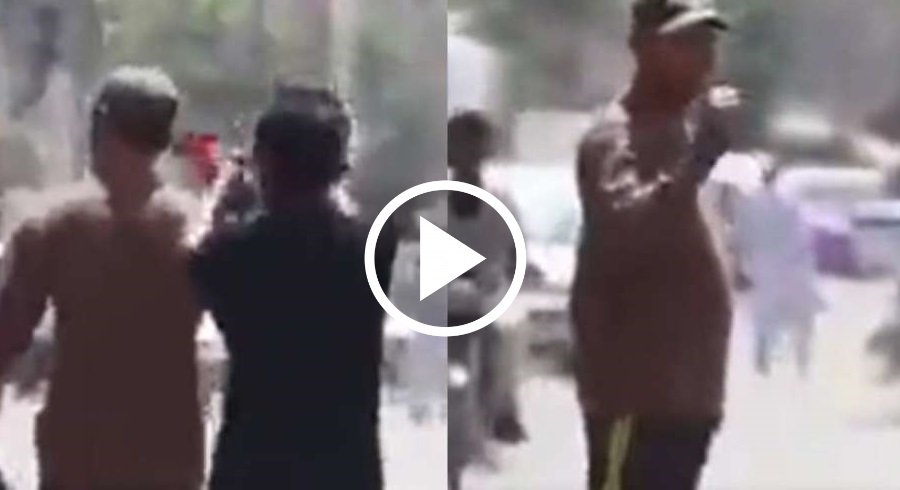 Viral Video - शख्स ने चलते फिरते लोगो के कर दिए कान लाल, बाद में अंजाम मिला कुछ ऐसा, देखे वीडियो
