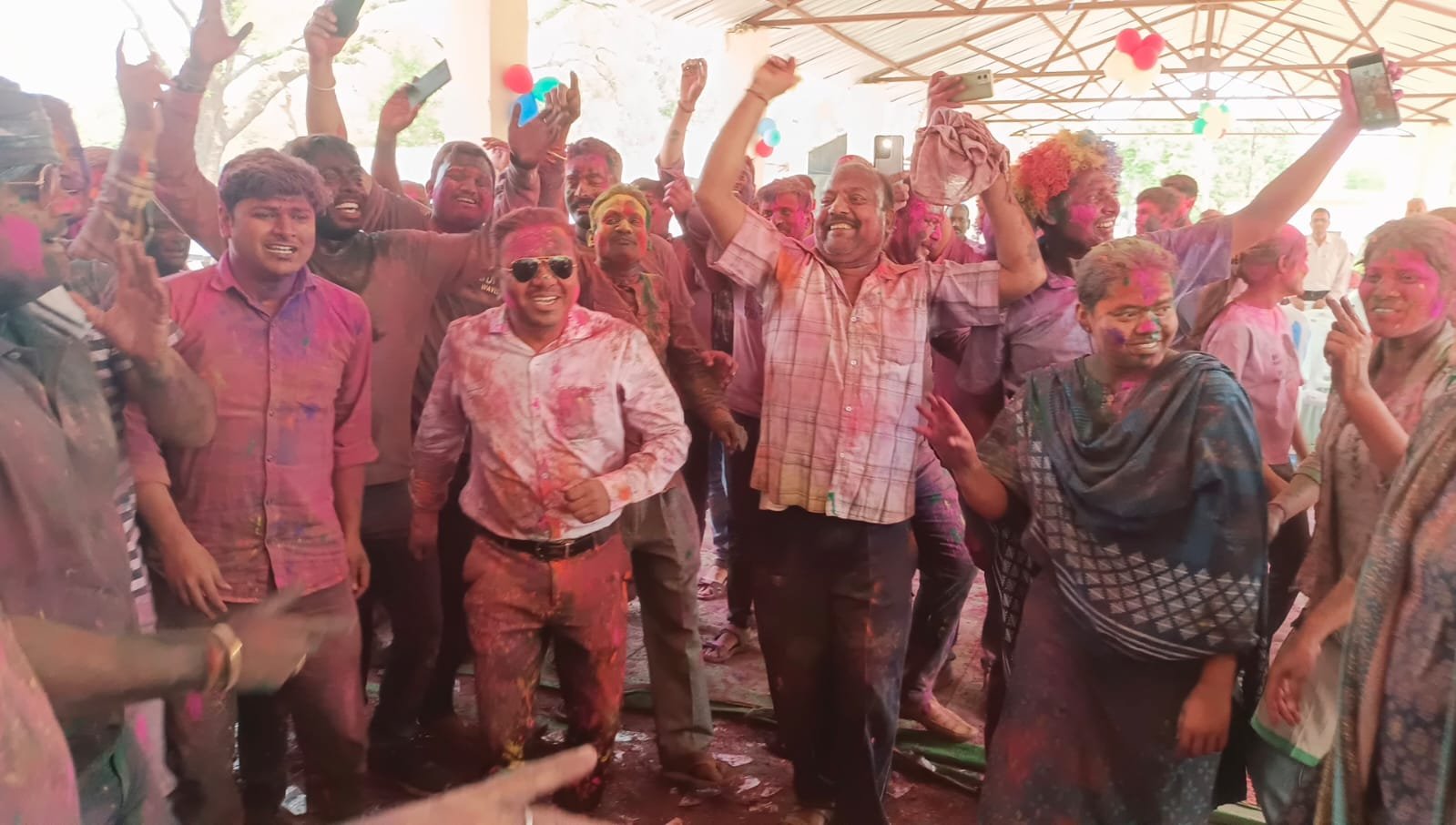 Police Holi SP Jharia danced with the policemen