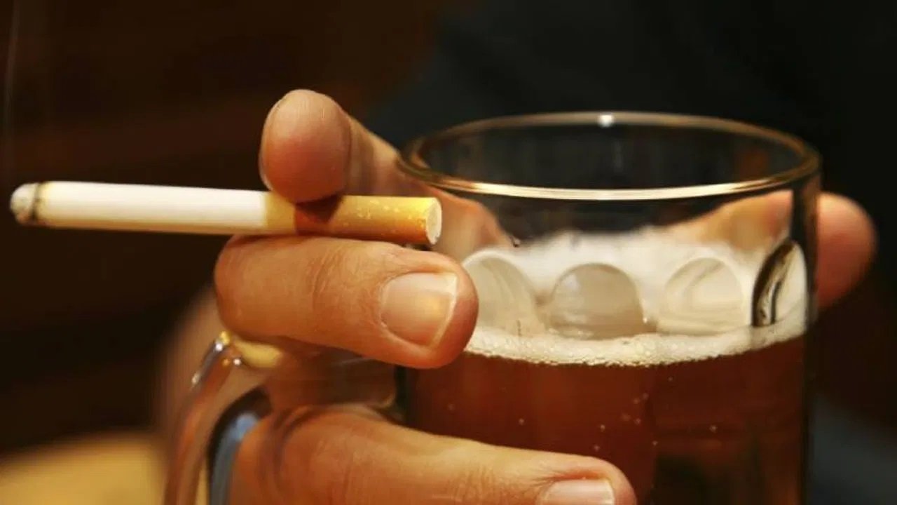 Health Tips: अगर धूम्रपान और शराब के नशे करते है तो हो जाये सावधान, इन घातक बीमारी के होंगे शिकार,