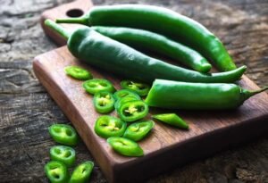 Benefits of Green Chilli Water There are many beneficial benefits of soaking green chillies and drinking its water.