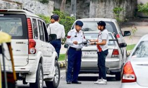 New Traffic Challan: आज ही निकाल दे गाड़ी पर लगी ये चीजे! नहीं तो भरना पड़ सकता है भारी जुर्माना