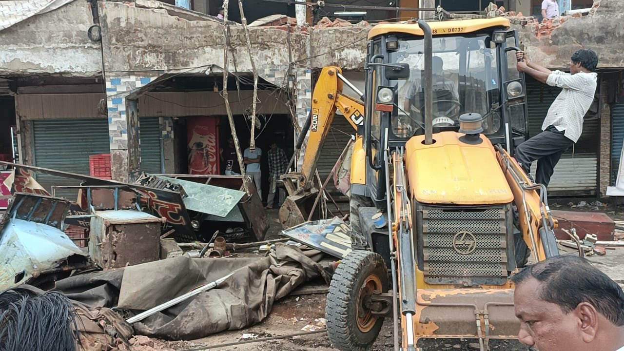 Betul Atirkaman News: Encroachment of bus stand removed after Collector's order