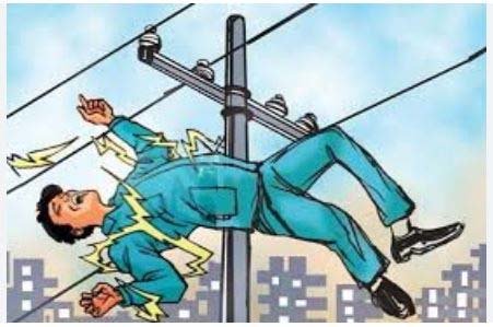 Betul News: A young man climbed an electric pole and got electrocuted.
