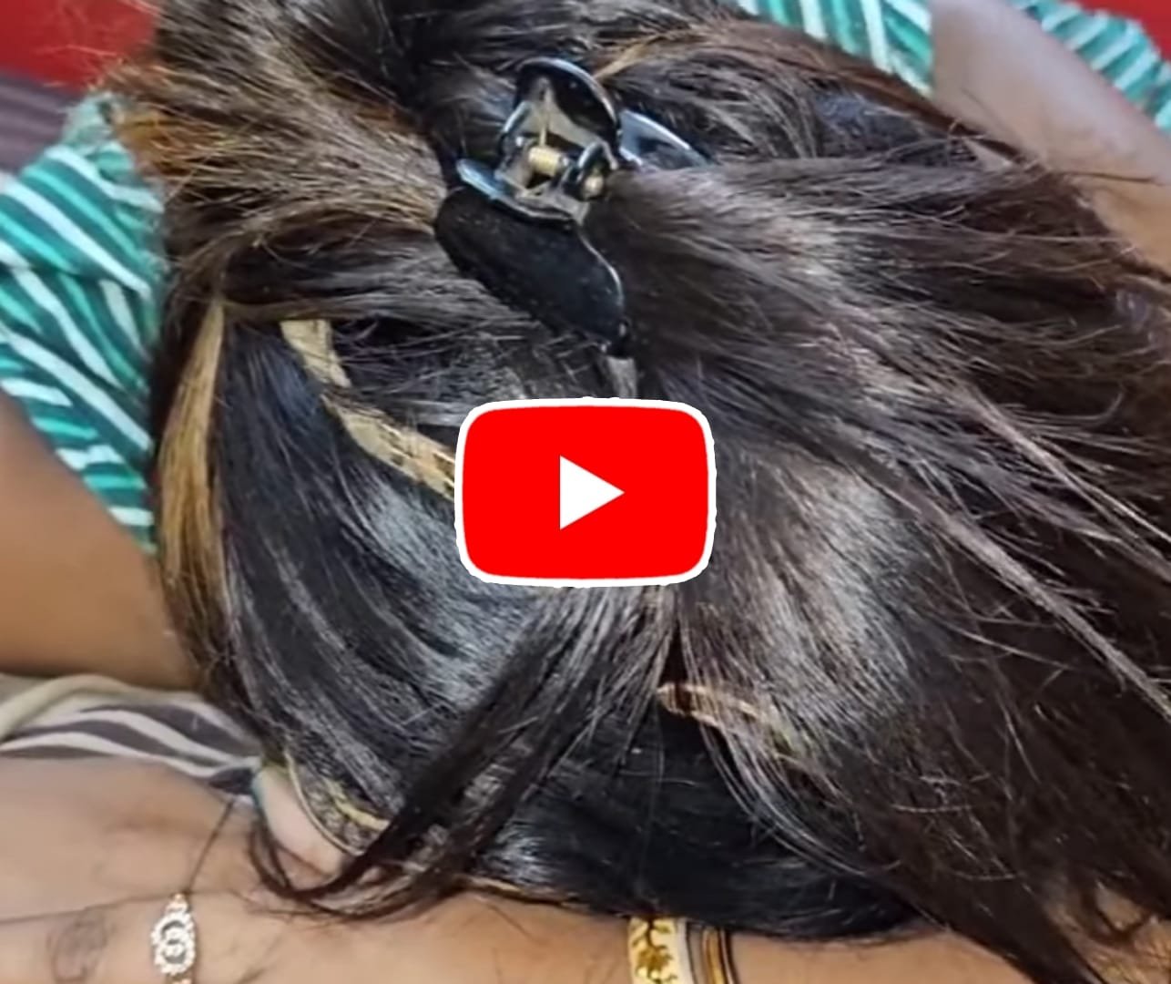 Saanp Ka Video: Little cobra seen crawling in woman's hair