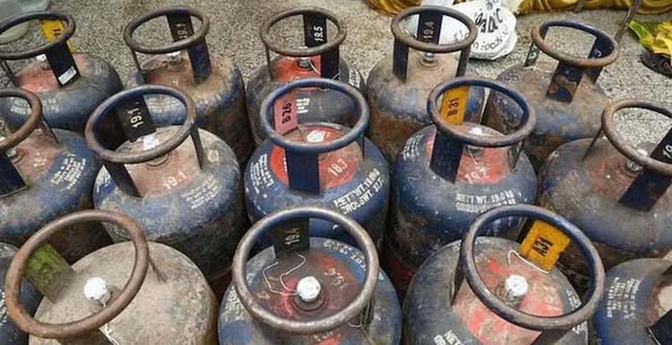 LPG Cylinder Price Cut: At the beginning of the month, government companies cut the price of LPG cylinder.