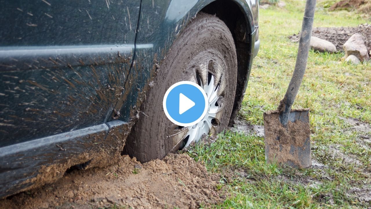 कीचड़ में बुरी तरह फंसी कार को आसानी से निकालने का धांसू जुगाड़! देखे वीडियो