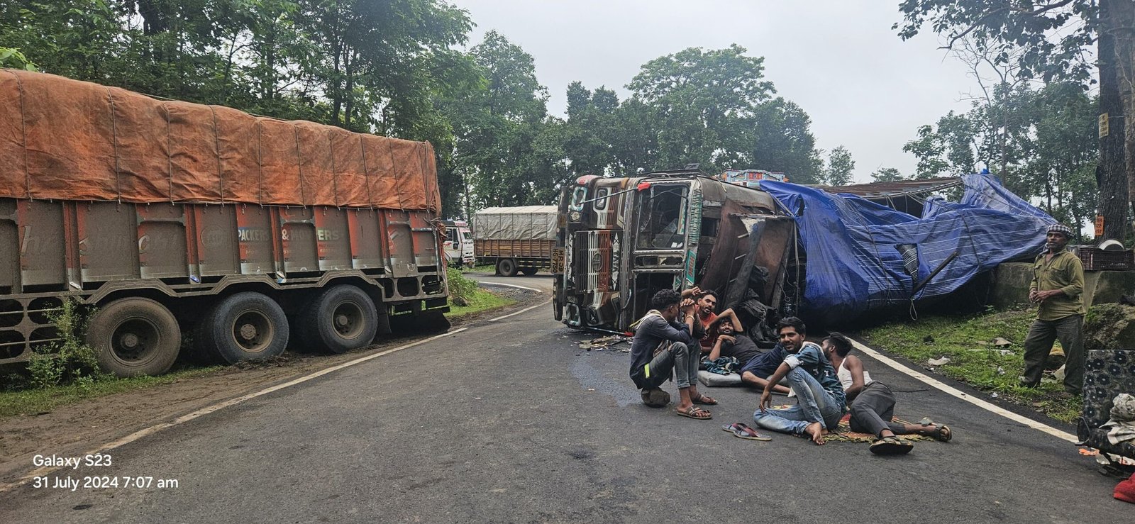 Betul Ashapur Road: Truck loaded with rebar overturns in Ledda Ghat