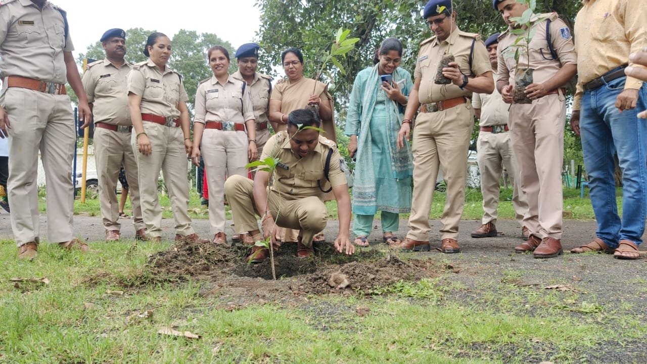 Ek Ped Maan Ke Naam Abhiyaan: Police celebrated the festival by planting 2 thousand saplings.