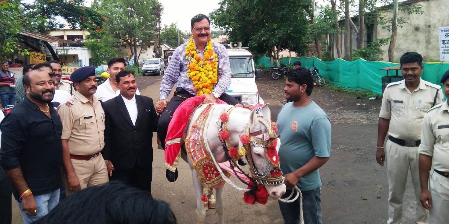 SDOP Retirement Video: A farewell like this, when SDOP retired, he was taken home on a horse.