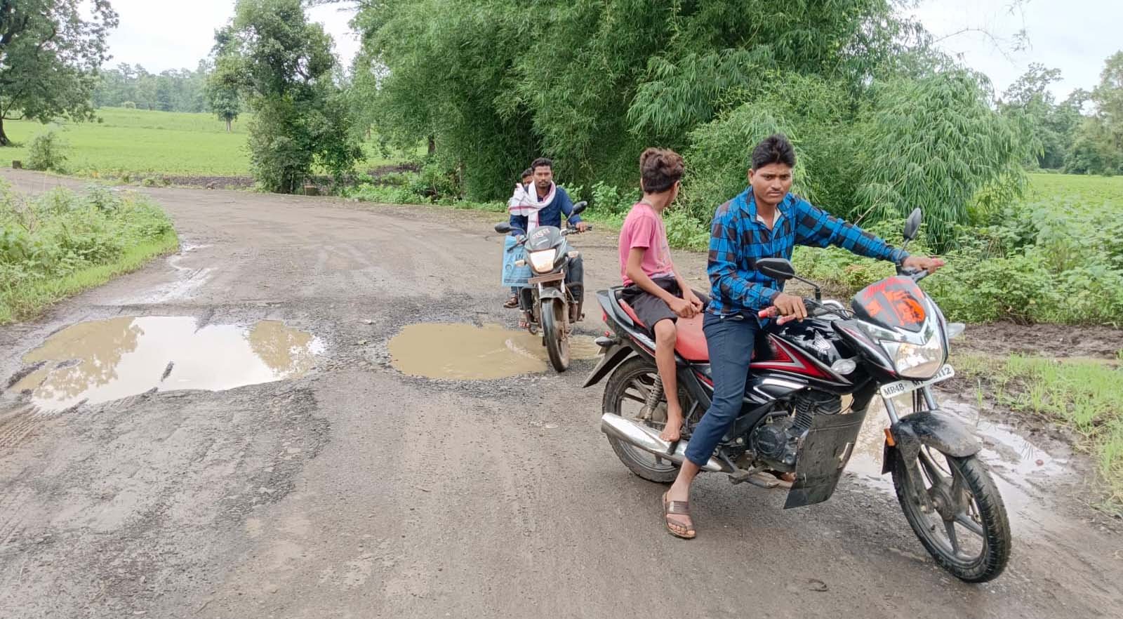 Road turned into potholes: Damjipura-Bhainsdehi road turned into potholes